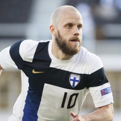 Teemu Pukki håller tungan rätt i mun.