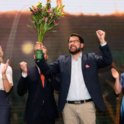 Sverigedemokraternas ledare Jimmie Åkesson firar valframgången på sven under valvakan 11 september med en blombukett i handen. 