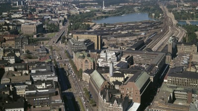 Flygfoto på Mannerheimvägen, från Skillnadens håll mot Riksdagshuset, från 1972.