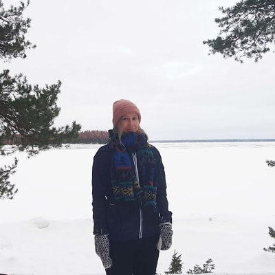 Julia Andersson står vid en frusen sjö.