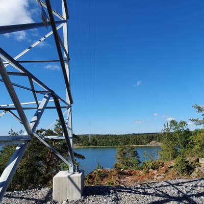 Korjattu voimalinja Naantalin maisemissa.