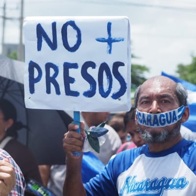"De är journalister, inte terrorister" – demonstranter mot förföljelsen av journalister i Nicaragua. 