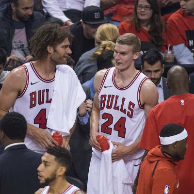 Robin Lopez och Lauri Markkanen spelar basket för Chicago Bulls.