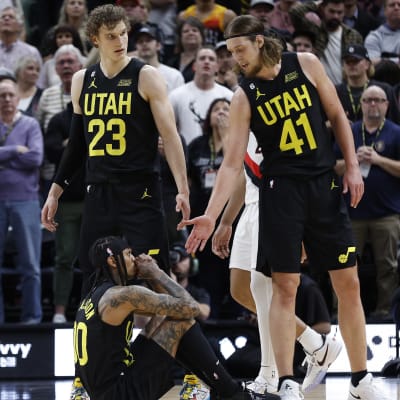 Kelly Olynyk stärcker en hand mot en lagkamrat.