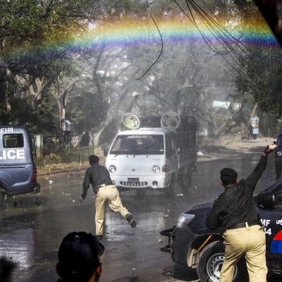 Pakistansk polis använder vattenkanoner mot demonstranterna