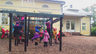Barn på Tessjö skolas gård.