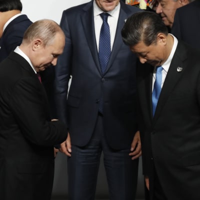Vladimir Putin ja Xi Jinping kumartavat toisilleen.