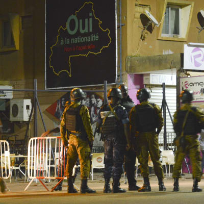 Säkerhetsstyrkor står utanför den turkiska restaurangen i Ouagadougou i Burkina Faso, som blev attackerad av beväpnade män.