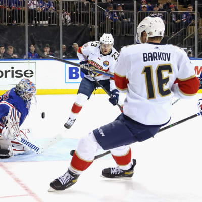 Aleksander Barkov tekee maalin.