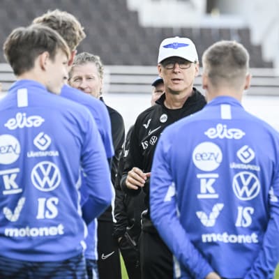 Markku Kanerva instruerar landslagsspelare.