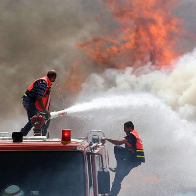 Bränder i Gaza efter israelisk beskjutning.