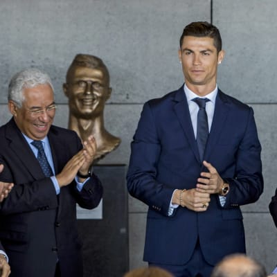 Cristiano Ronaldo framför en staty som föreställer honom på Madeiras flytplats, våren 2017.