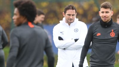 Frank Lampard håller koll på Chelseas träningar.