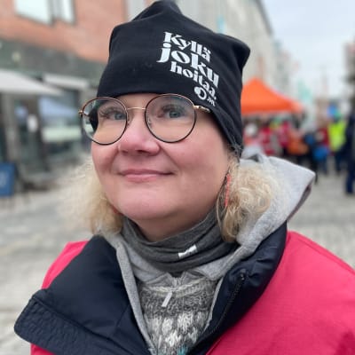 Ammattiliitto JHL:n Lapin aluepäällikkö Sanna-Mari Sala seisoo Lordin aukiolla lakkotapahtuman edessä. Hänellä on päässään "Kyllä joku hoitaa"-lakki.