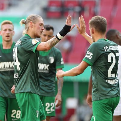 Fredrik Jensen firar mål för Augsburg