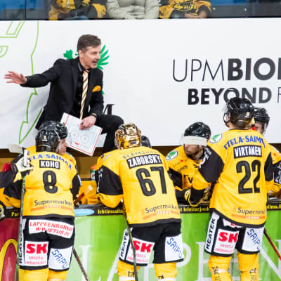 SaiPas chefstränare Teor Lehterä (i mitten) delar ut direktiv till spelarna.