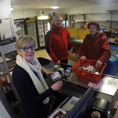 Leena Martikainen asioi kyläkaupassa maanantaina illansuussa. Paikalla olivat myyjä Virve Oinonen-Lamberg ja osuuskunnan Ilkka Pekonen.
