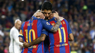 Messi, Suarez och Neymar omfamnar varandra efter ett mål.