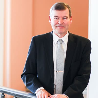 Helsingfors universitets rektor poserar.