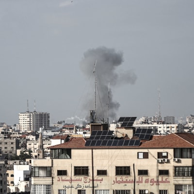 Savu nousee Israelin sotalentokoneiden ilmaiskujen jälkeen 13. toukokuuta 2023 Gazan kaupungissa Gazan kaupungissa.
