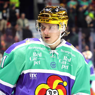 Leevi Lemberg pelasi 6. lokakuuta 2023, kun Jokerit-Kiekko-Vantaa -peli veti Mestiksen yleisöennätyksen 8200 katsojaa Helsingin Jäähalliin.