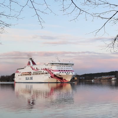 Tallink Siljan Baltic Princess laiva seilaa lähes tyynellä merellä.