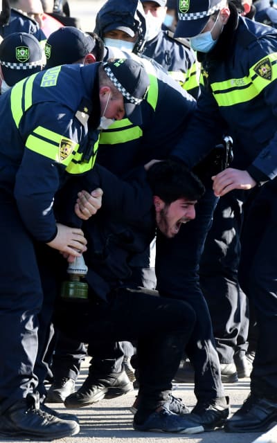 Polisen i Georgien griper oppositionsanhängare 23.2.2021 