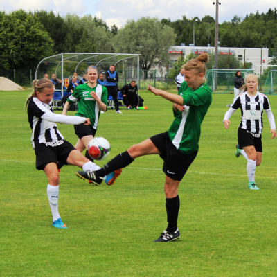 Ria Öling avlossar ett skott mot TiPS.