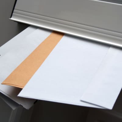 Brev i en postlåda.