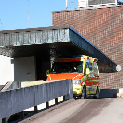 Ambulanssi Kymenlaakson keskussairaalalla.