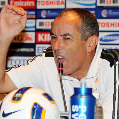 Paul Le Guen talar under en presskonferens 2012.