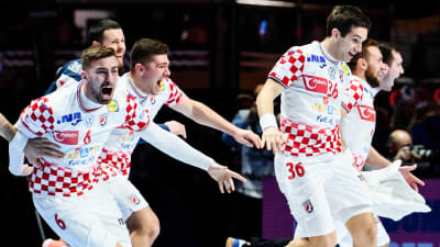 Kroatiens handbollslandslag firar.