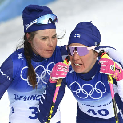Krista Pärmäkoski tröstar Kerttu Niskanen efter målgång.