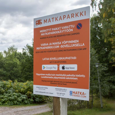 Skylt som förklarar hur Matkaparkki-appen fungerar på området. Kokon camping i Borgå.
