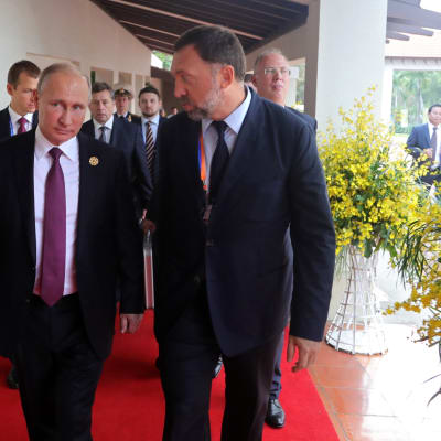 Vladimir Putin och Oleg Deripaska deltog i Apec-toppmötet i Vietnam i fjol