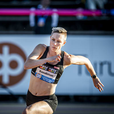 Linda Sandblom hoppar höjd i Kalevaspelen.
