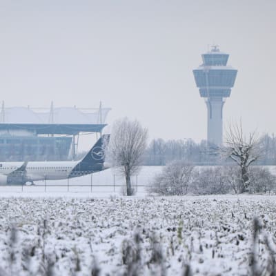 Snö på flygfältet i München.