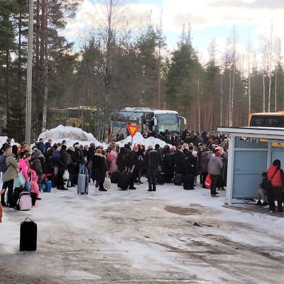 Sadat junamatkustajat jonottavat korvaavia busseja Parkanon asemalla.