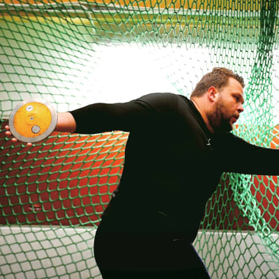 Daniel Ståhl kastar diskus i Växjöhallen