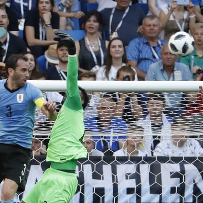 Saudi-Arabian maalivahti hölmöilee kulmapotkussa - Suarez iskee armotta