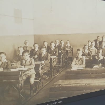 En bild på en skolklass för hundratalet år sedan från det estniska riksarkivet.