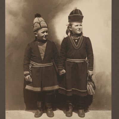 Saamelaislapsia kuvattuna New Yorkin Ellis Islandilla ennen 1920