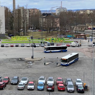Tampereen Pyynikintori kuvattuna ylhäältä päin. Torilla Nyssen linja-autoja ja henkilöautoja.