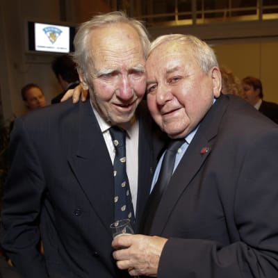 Aarne Honkavaara och Gustav Bubnik firar Finlands ishockeyförbunds 80-årsjubileum.