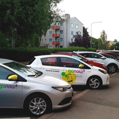 Go now-palvelun yhteiskäyttöautoja Helsingissä kesäkuussa 2018.