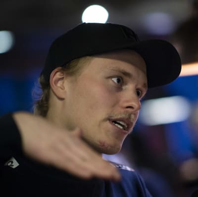 Jens Henttinen förklarar med armen hur han ska åka i söndagens slalomdeltävling i Levi 2019.