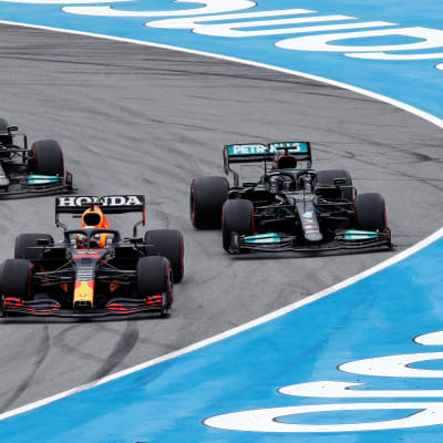 Verstappen och Hamilton kör mot varandra. 