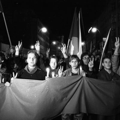 Mielenosoituskulkue Prahassa vuonna 1989.