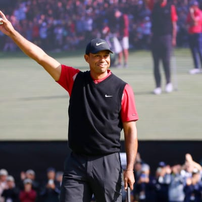 Tiger Woods tuulettaa.