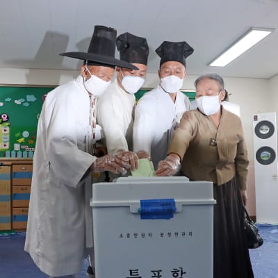 Läraren Yoo Bok-Yeop (andra från vänster) röstade tillsammans med äldre familjemedlemmar som var klädda i traditionella dräkter.